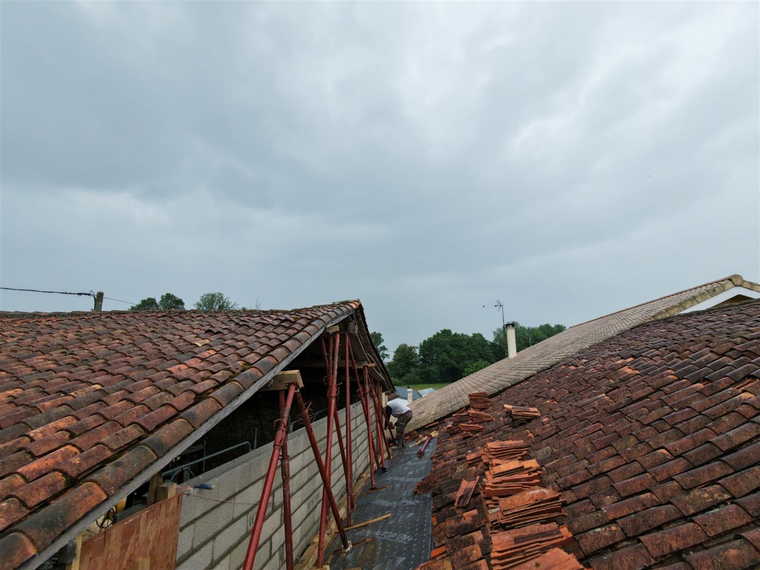 Pan de toiture en cours de recouverture en tuiles canal, Verteuil-sur-Charente